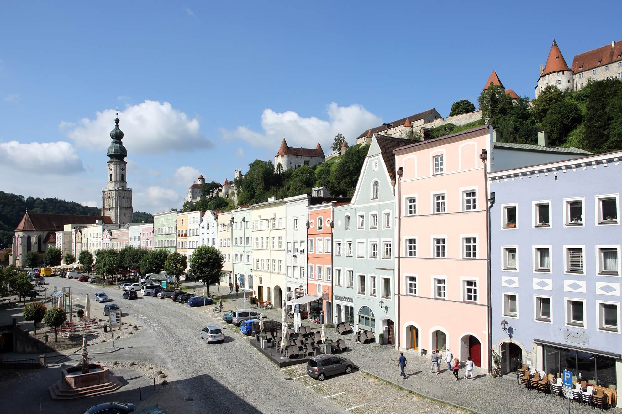 Altstadt Stadtplatz mit Ansicht auf die Burgseite mit blauem Himmel - Burghausen