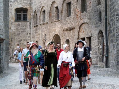 Historisch gewandete Gästeführer im Innenhof der Burghauser Hauptburg