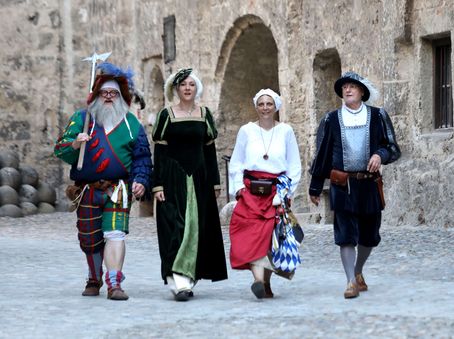 Historisch gewandete Gästeführer im Innenhof der Burghauser Hauptburg