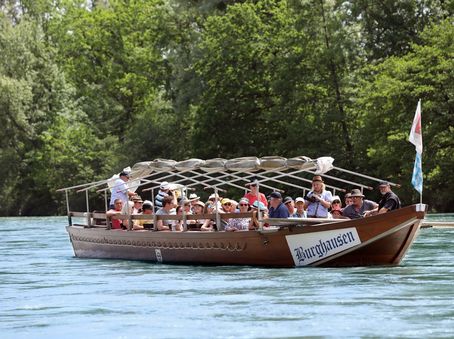 Plätte Burghausen mit Fahrgästen