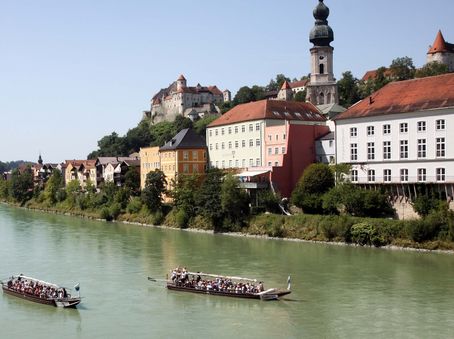 Beide Plätten unterhalb der Burg