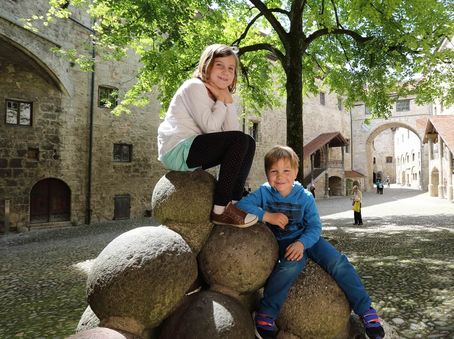 Junge und Mädchen auf Kanonenkugeln in der Hauptburg Burghausen