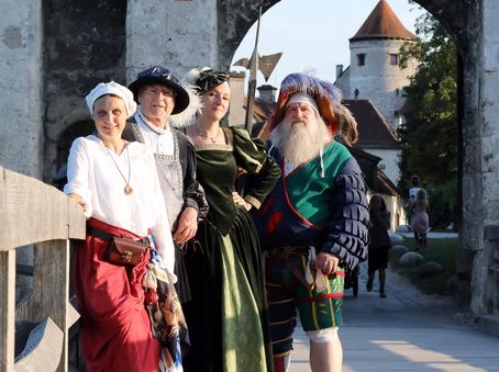 Gästeführer historisch gewandet auf der Brücke