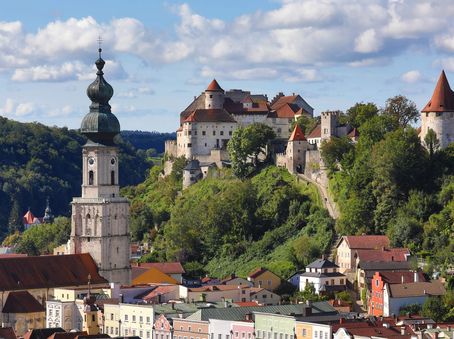 Blick auf die Burghauser Hauptburg, die Altstadt und die Kirche St. Jakob