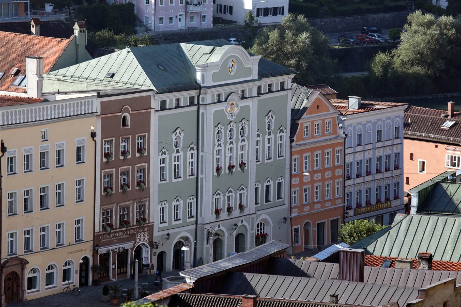 Blick auf die Fassade des Rathauses in der Altstadt Burghausen