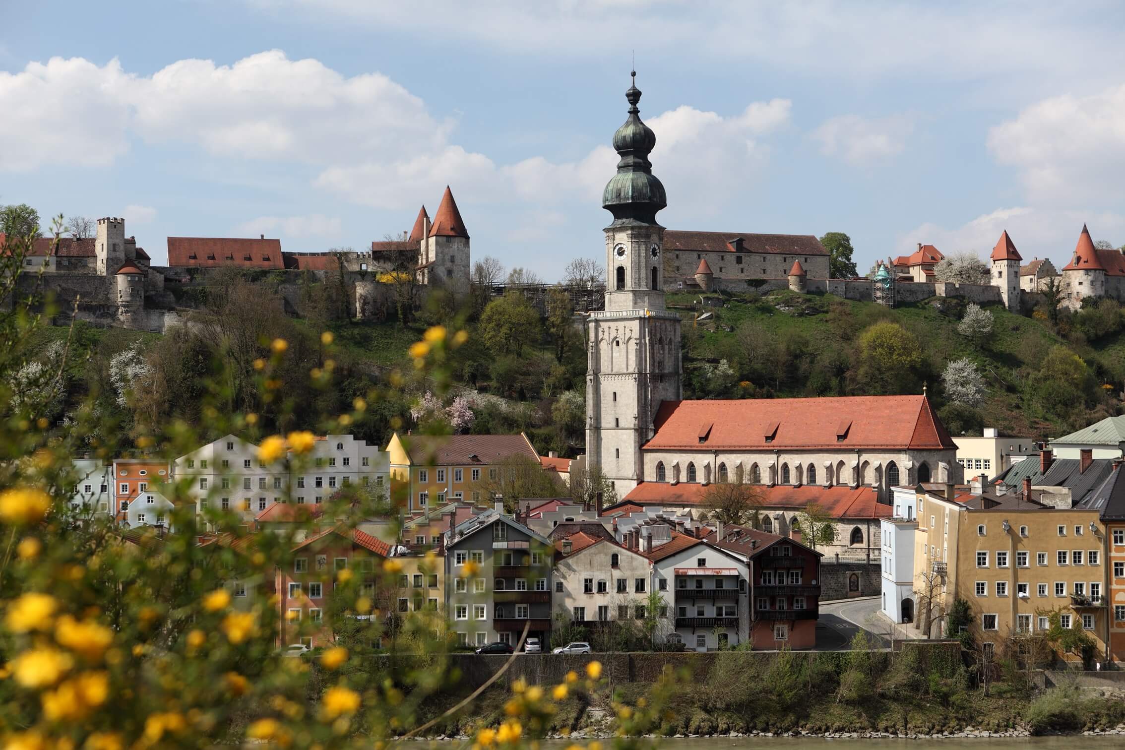 Blick vom Salzachufer aus Österreich auf die Altstadt Burghausen und die weltlängste Burg