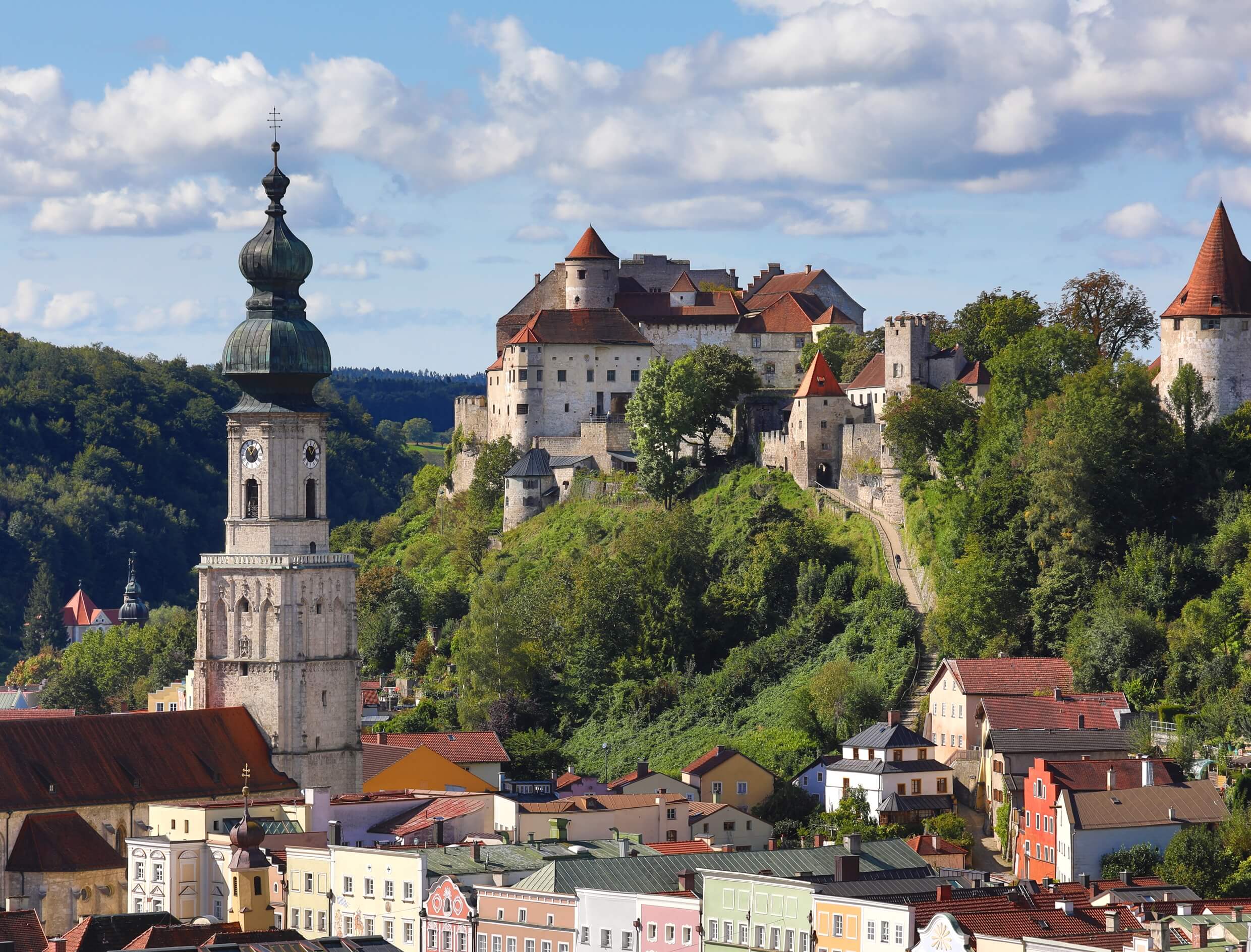 Blick auf die Burghauser Hauptburg, die Altstadt und die Kirche St. Jakob