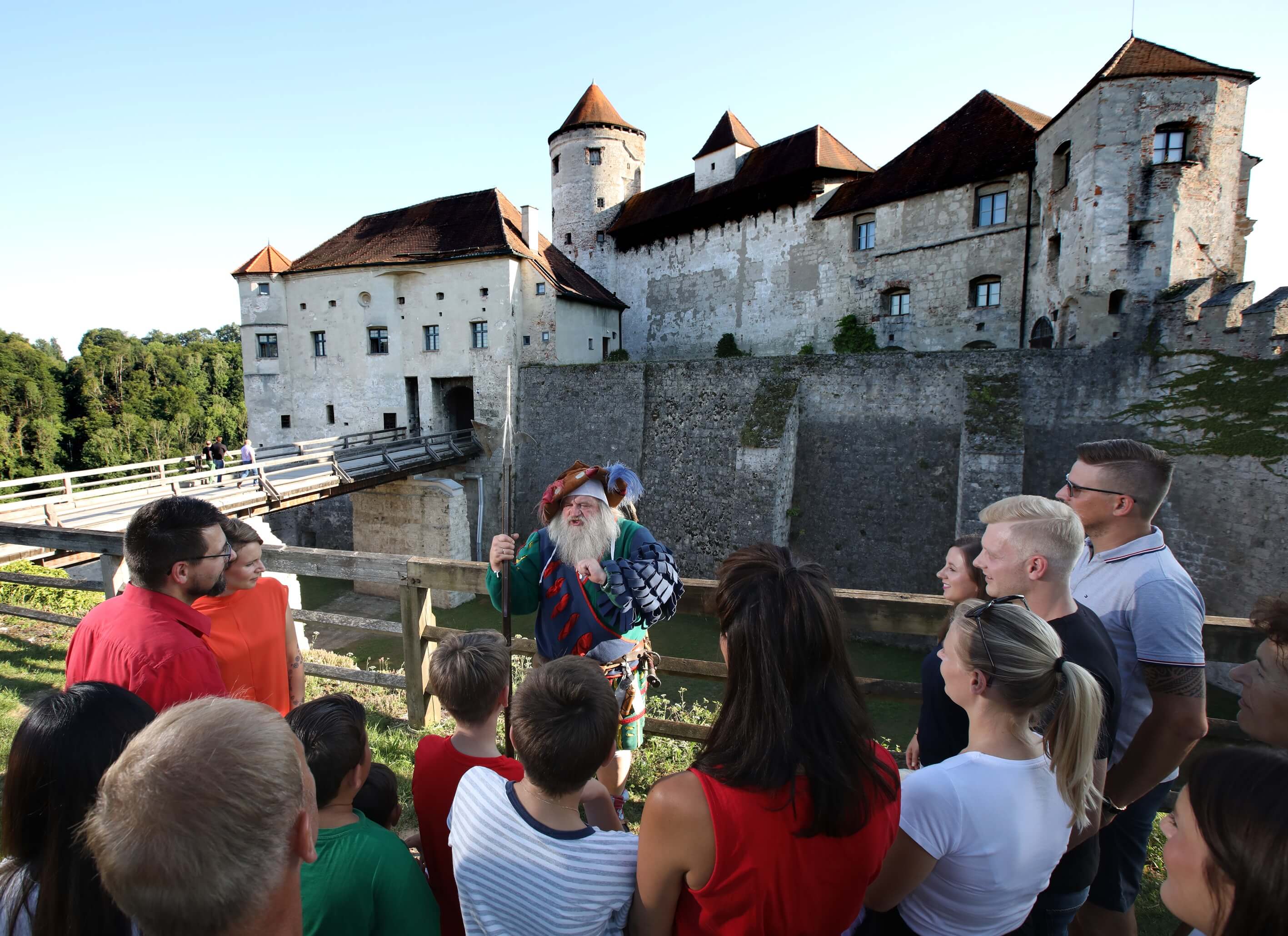 Historische Burgführung vor der Burghauser Hauptburg