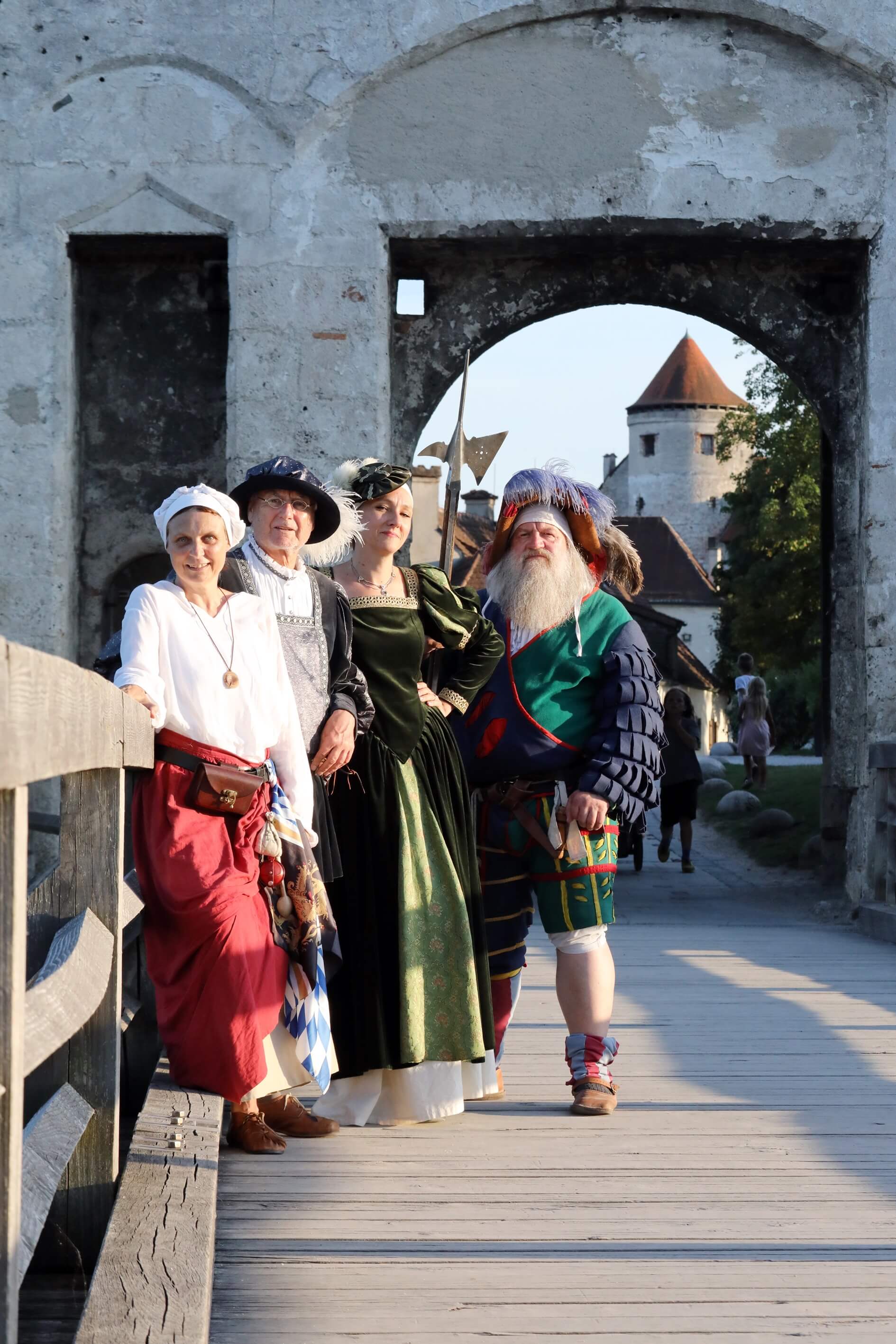 Gästeführer historisch gewandet auf der Brücke