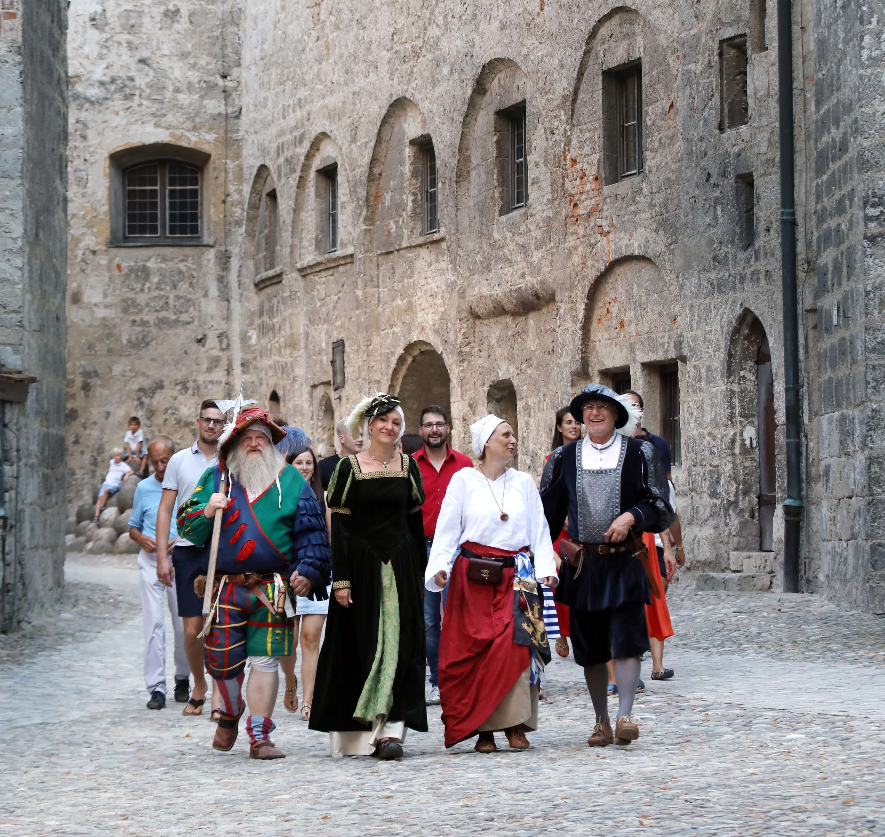 Historisch gewandete Gästeführer im Innenhof der Burghauser Hauptburg