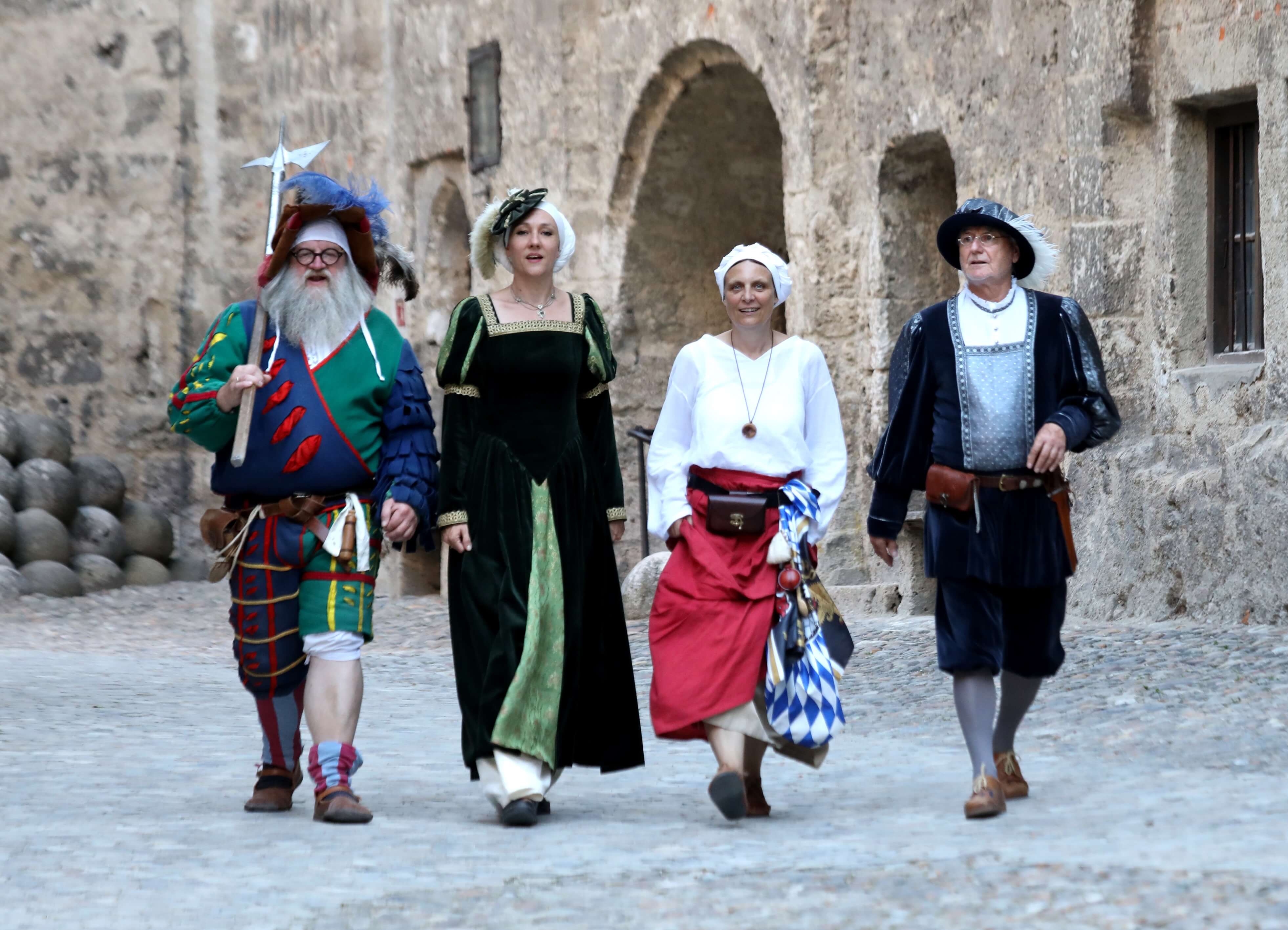 Historisch gewandete Gästeführer im Innenhof der Burghauser Hauptburg