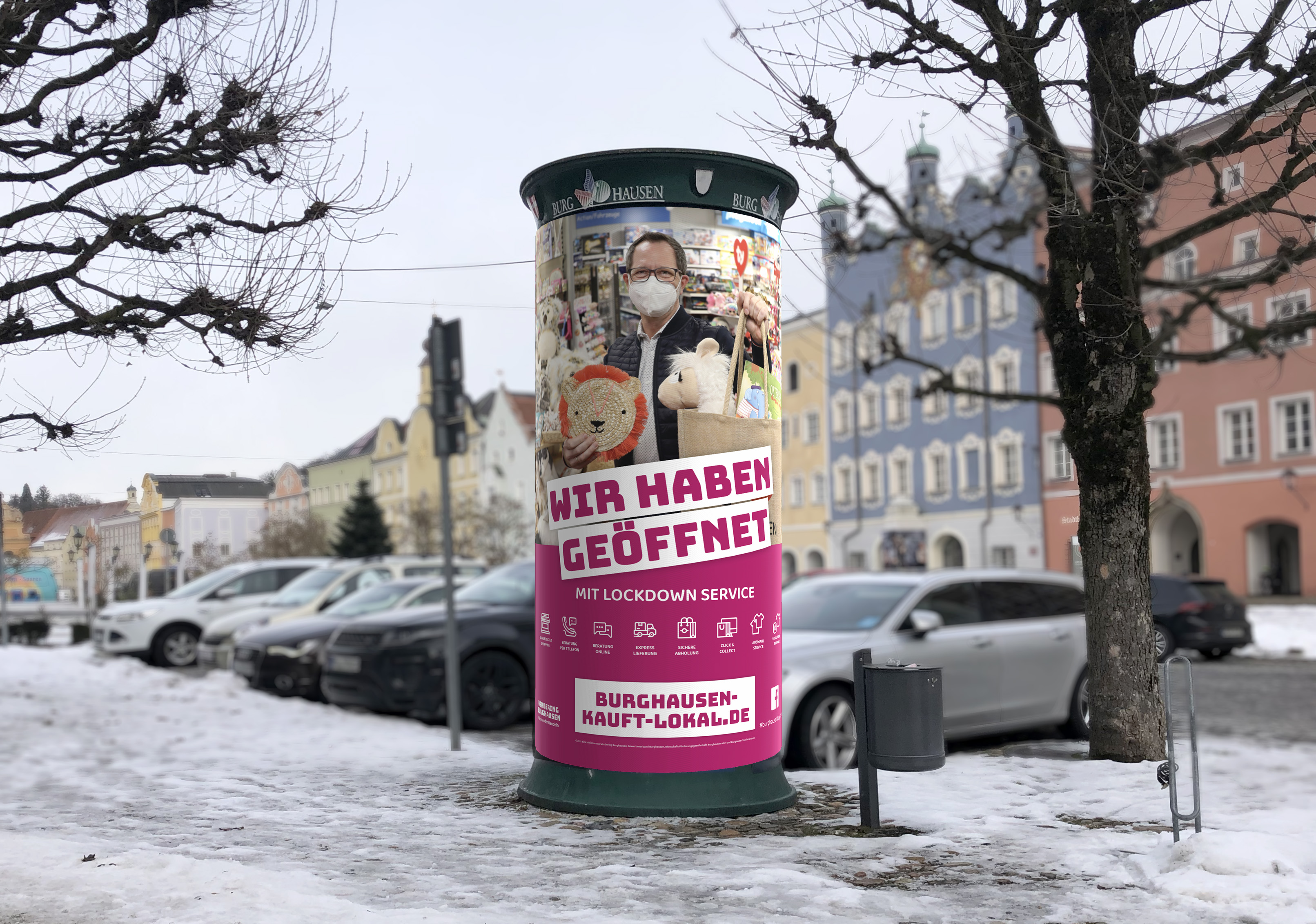 Die Litfass Säule mit Lockdown Service Kampagne in der Burghauser Altstadt 