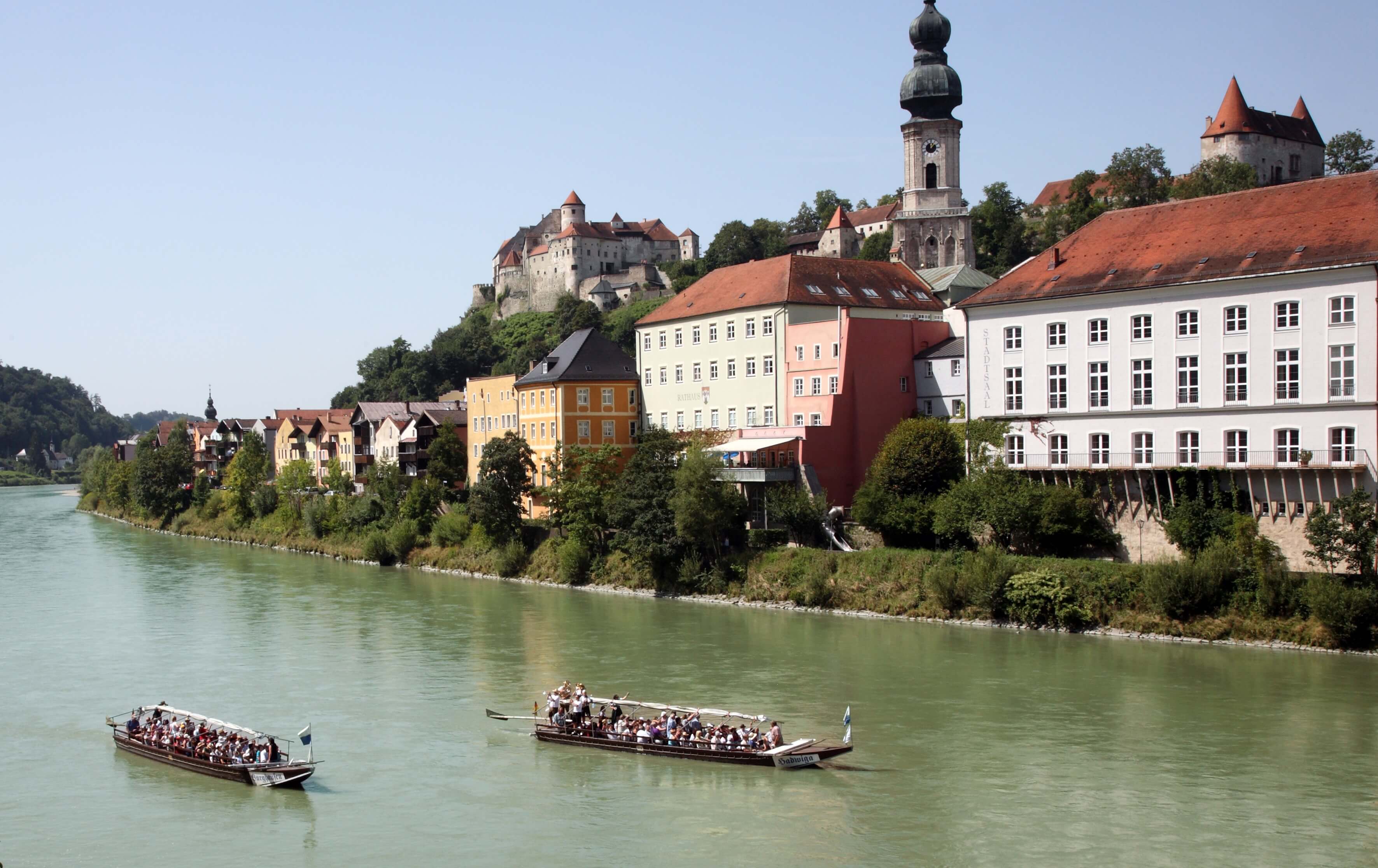 Beide Plätten unterhalb der Burg