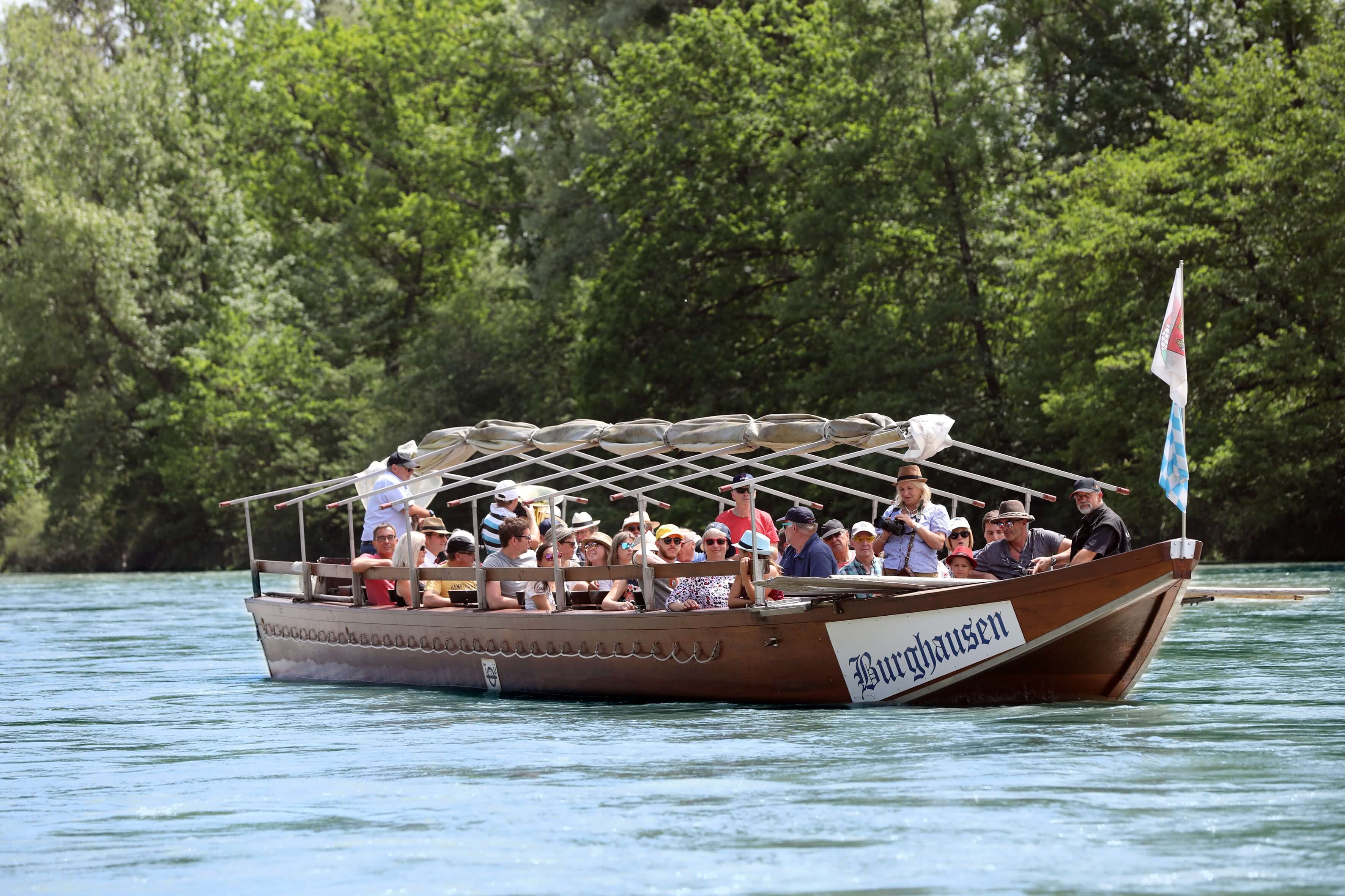 Plätte Burghausen mit Fahrgästen