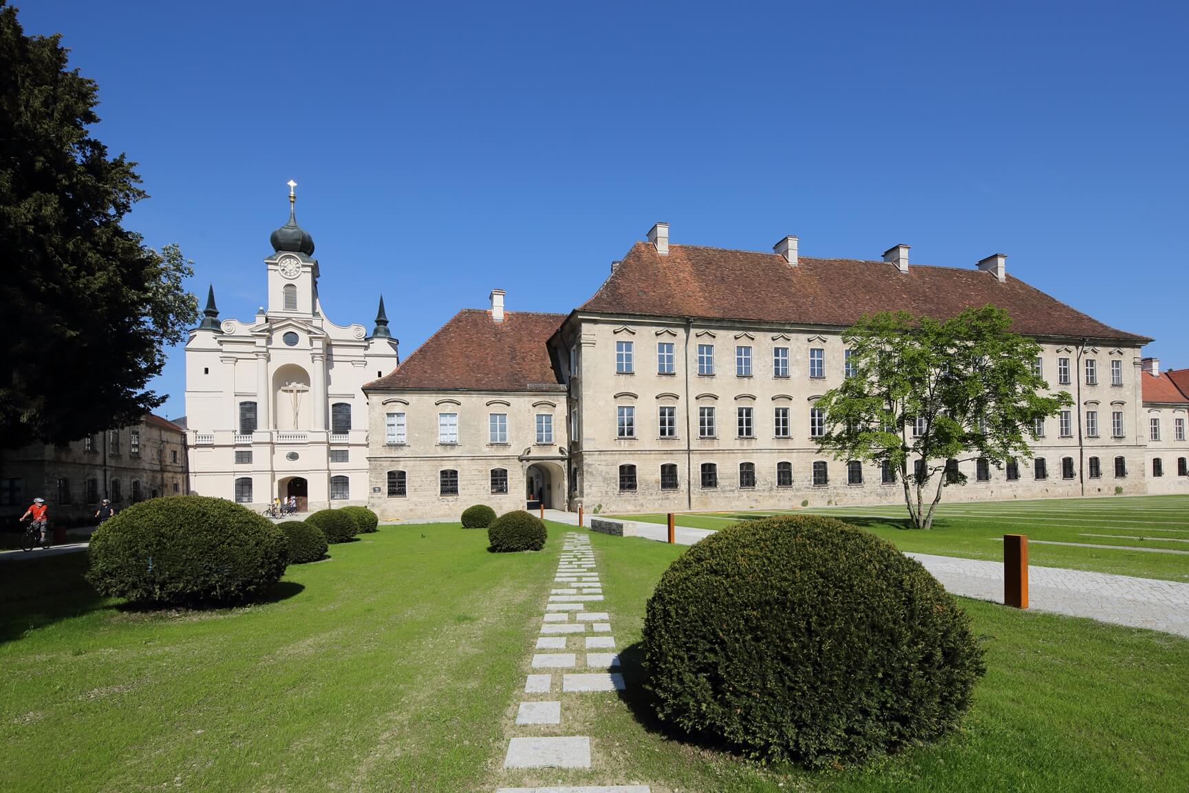 Kloster Raitenhaslach Anlage mit Grün
