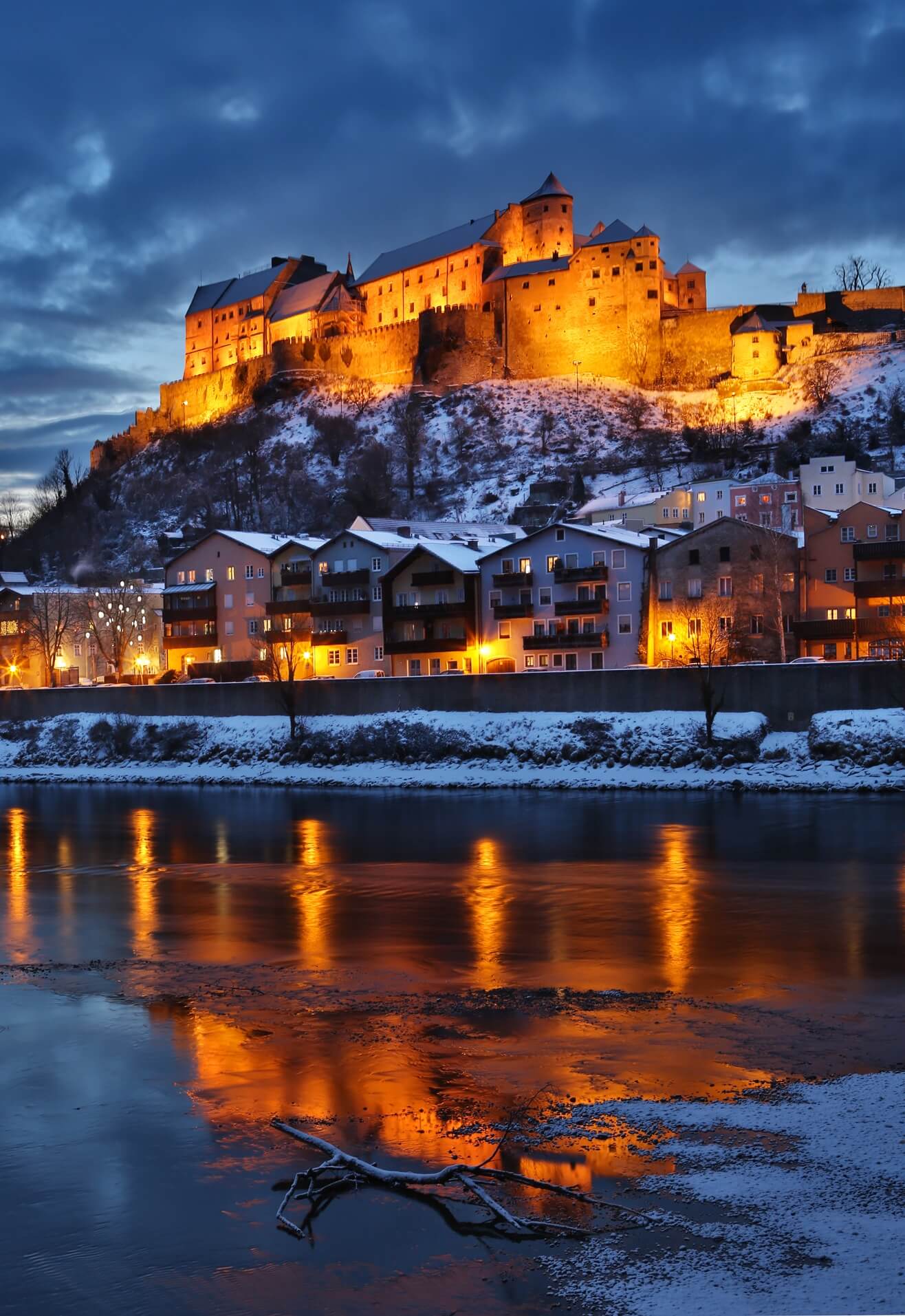 Hauptburg Burghausen mit Salzlände und Spiegelungen in der winterlichen Salzach