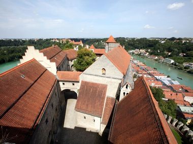 Blick in den Innenhof der Burghauser Hauptburg vom Aussichtspunkt des Museums