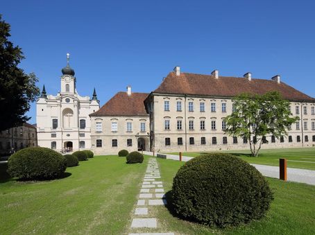 Kloster Raitenhaslach Anlage mit Grün
