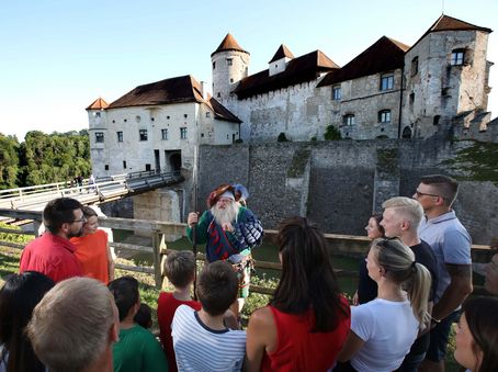 Historische Burgführung vor der Burghauser Hauptburg