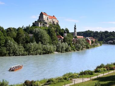 Blick von Österreich auf die Burghauser Hauptburg, Altstadt und eine Plätte