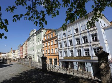 Fassaden vom Kirchplatz in der Altstadt Burghausen