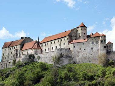 Blick von der Salzach auf die Burghauser Hauptburg und den Burghang