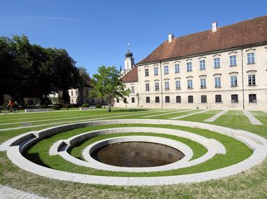 Kloster Raitenhaslach mit Rundell im Vordergrund