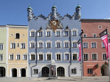 Stadtsaal mit Fahnen in der Altstadt - Burghausen