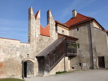 Schwurfinger im Burghof der Burg Burghausen