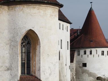 Die Außenansicht der Hedwigskapelle und die Türme der weltlängsten Burg in Burghausen