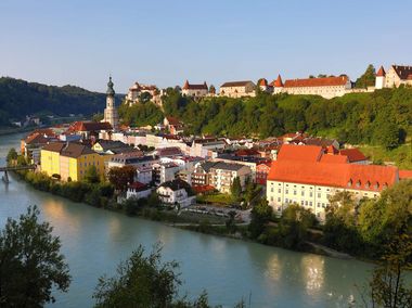 Blick von Österreich auf die Burghauser Altstadt und die Burg im Sonnenlicht