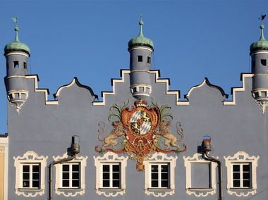 Türme des Stadtsaals in der Altstadt - Burghausen