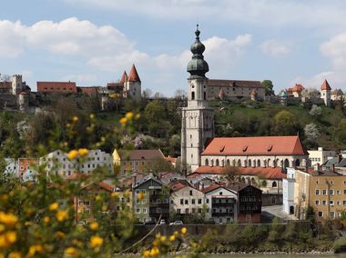 Blick vom Salzachufer aus Österreich auf die Altstadt Burghausen und die weltlängste Burg