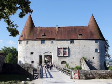Georgstor auf der Burghauser Burg mit Brücke