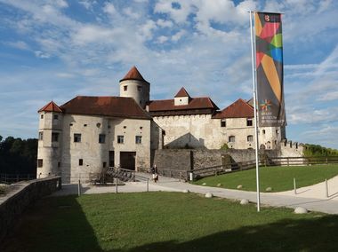 Burghauser Hauptburg und die Fahne des Stadtmusuems