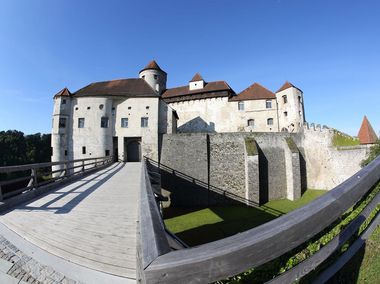 Brücke mit Graben zur Burghauser Hauptburg mit der Fischauge-Fotoeinstellung