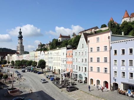 Altstadt Stadtplatz mit Ansicht auf die Burgseite mit blauem Himmel - Burghausen