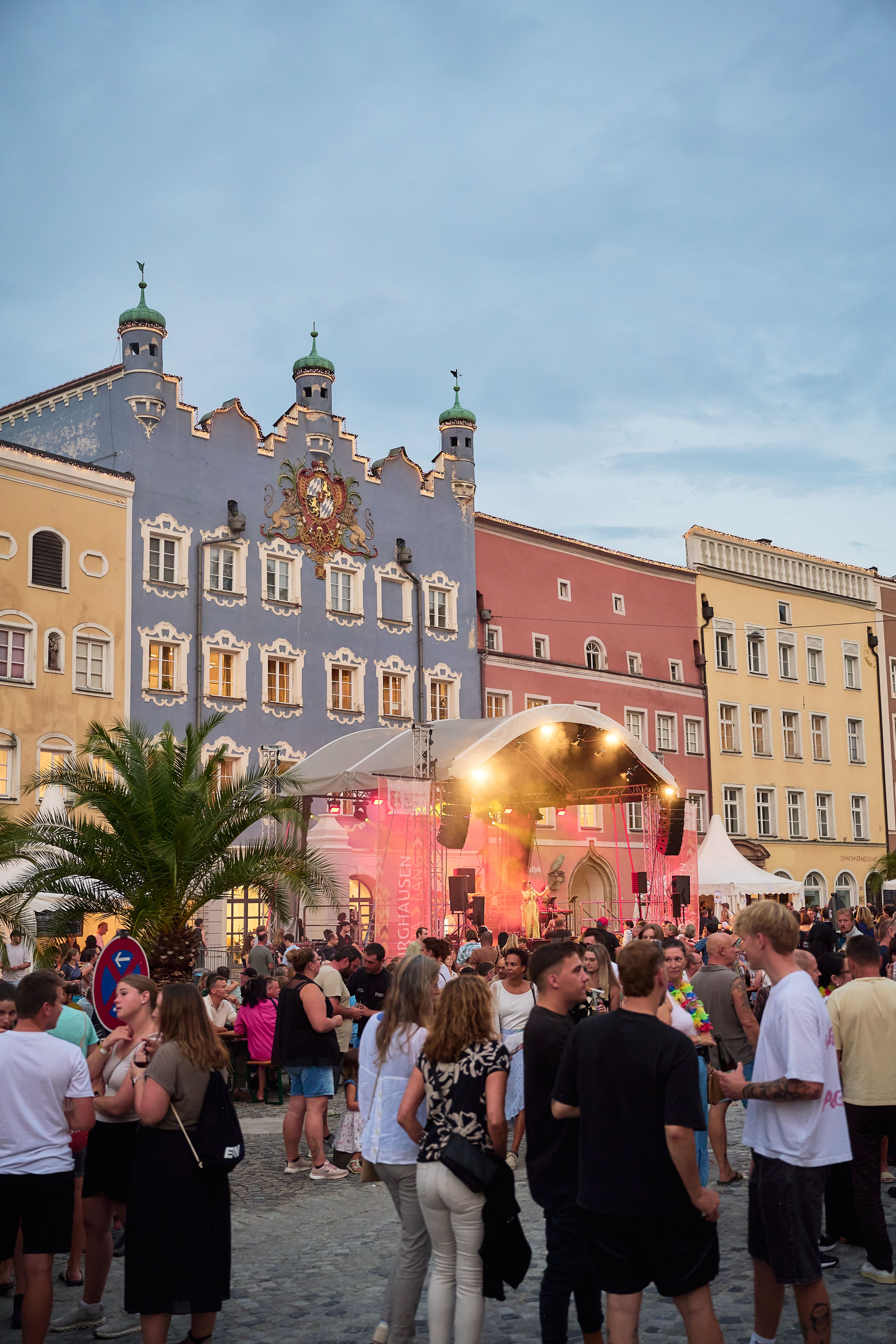 Beste Stimmung herrscht beim grenzüberschreitenden Brückenfest in Burghausen.