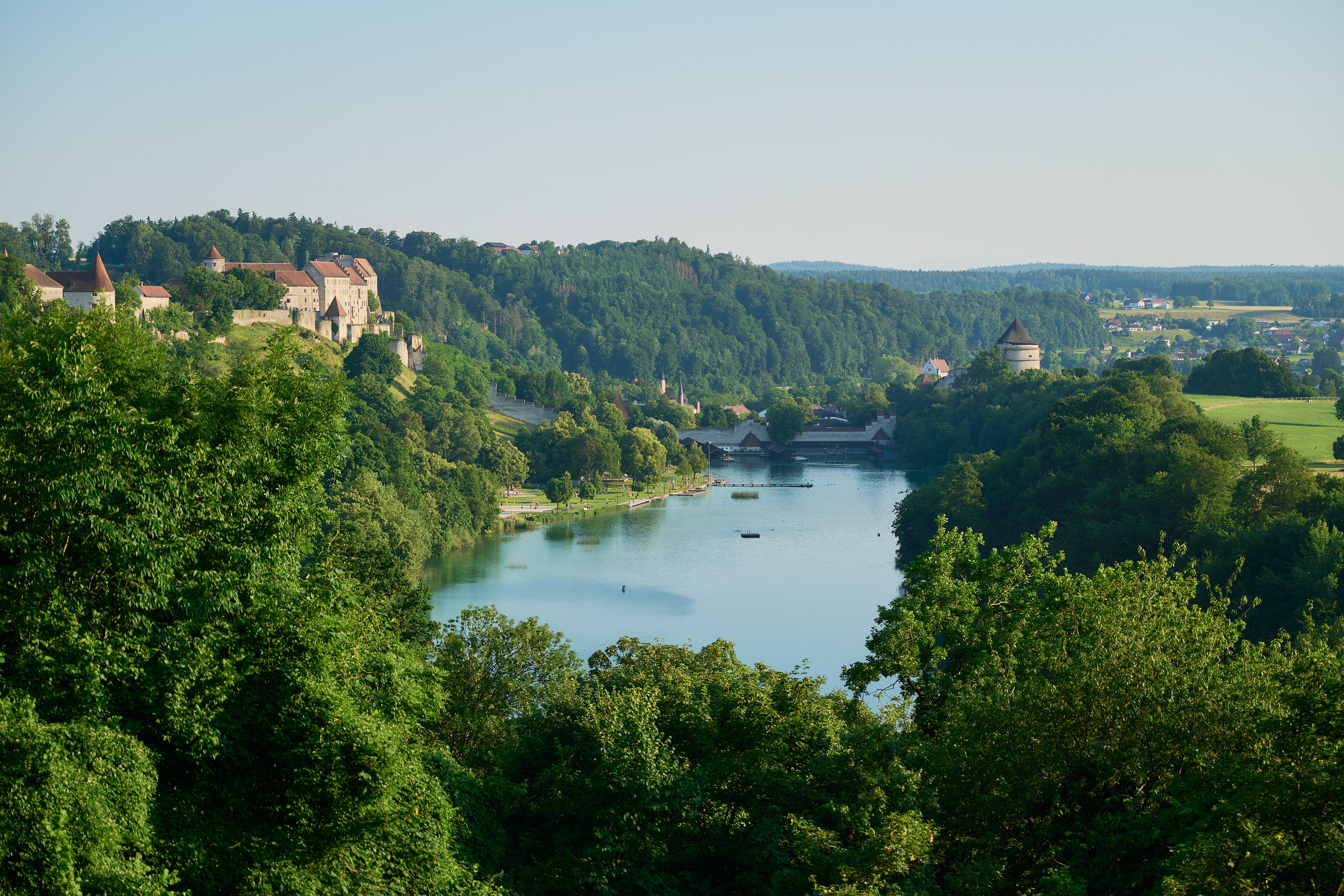 Blick auf den malerischen Wöhrsee in Burghausen. 