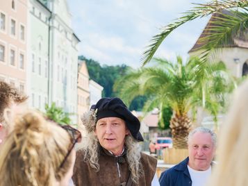 Gästeführer erzählt über 1000 Jahre Burghausen. 