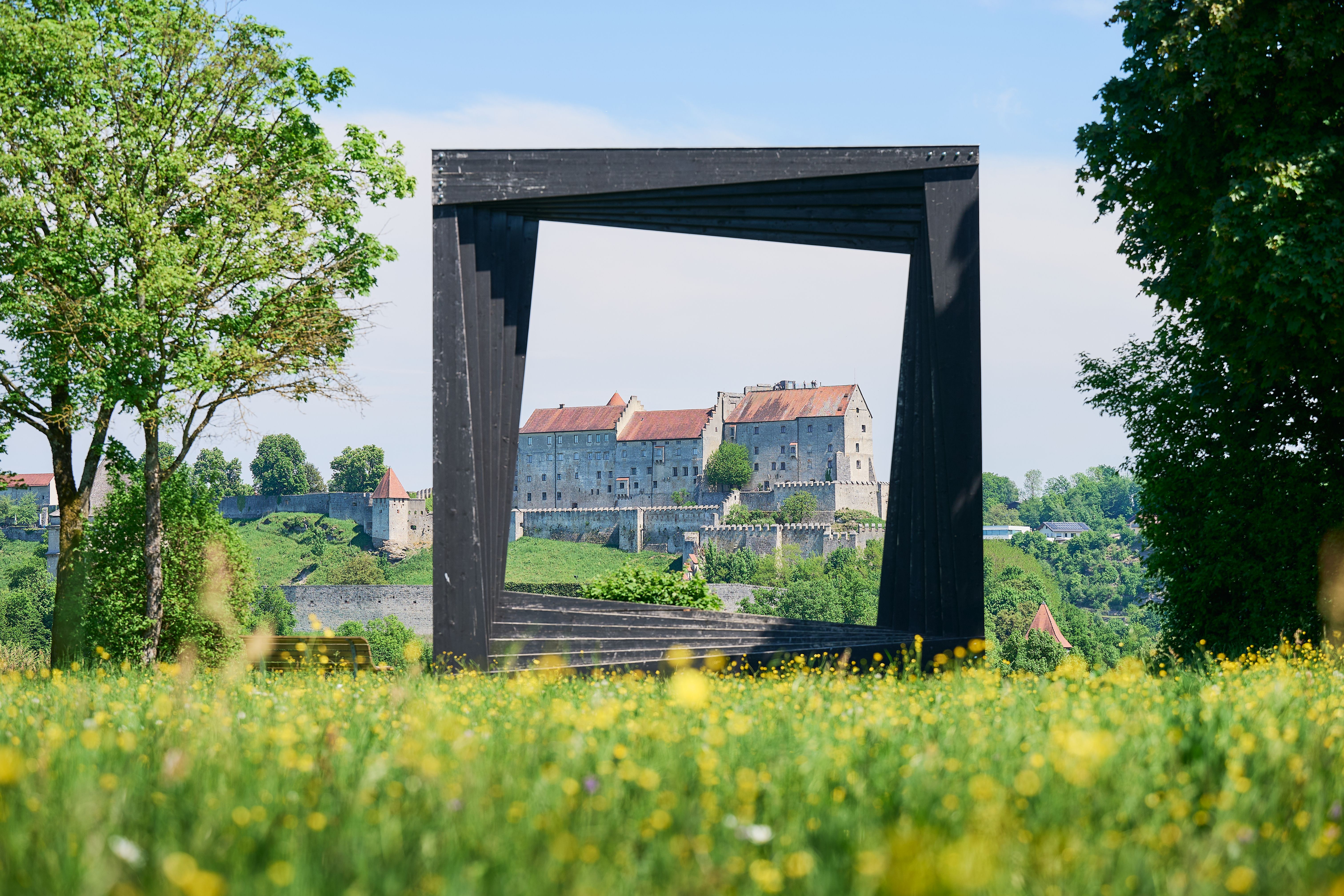 Blick auf die Hauptburg durch einen überdimensionalen Bilderrahmen aus Holz