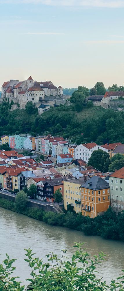 Bildmächtiger Panoramablick auf die weltlängste Burg und die denkmalgeschützte Altstadt