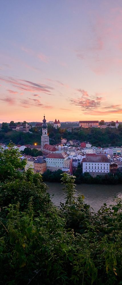 Beleuchtete Burg und Altstadt im Abendrot