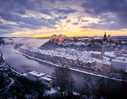 Aussicht auf Burg und Altstadt bei Sonnenuntergang