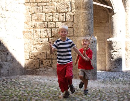 Innenhof Hauptburg spielende Kinder Burg Burghausen