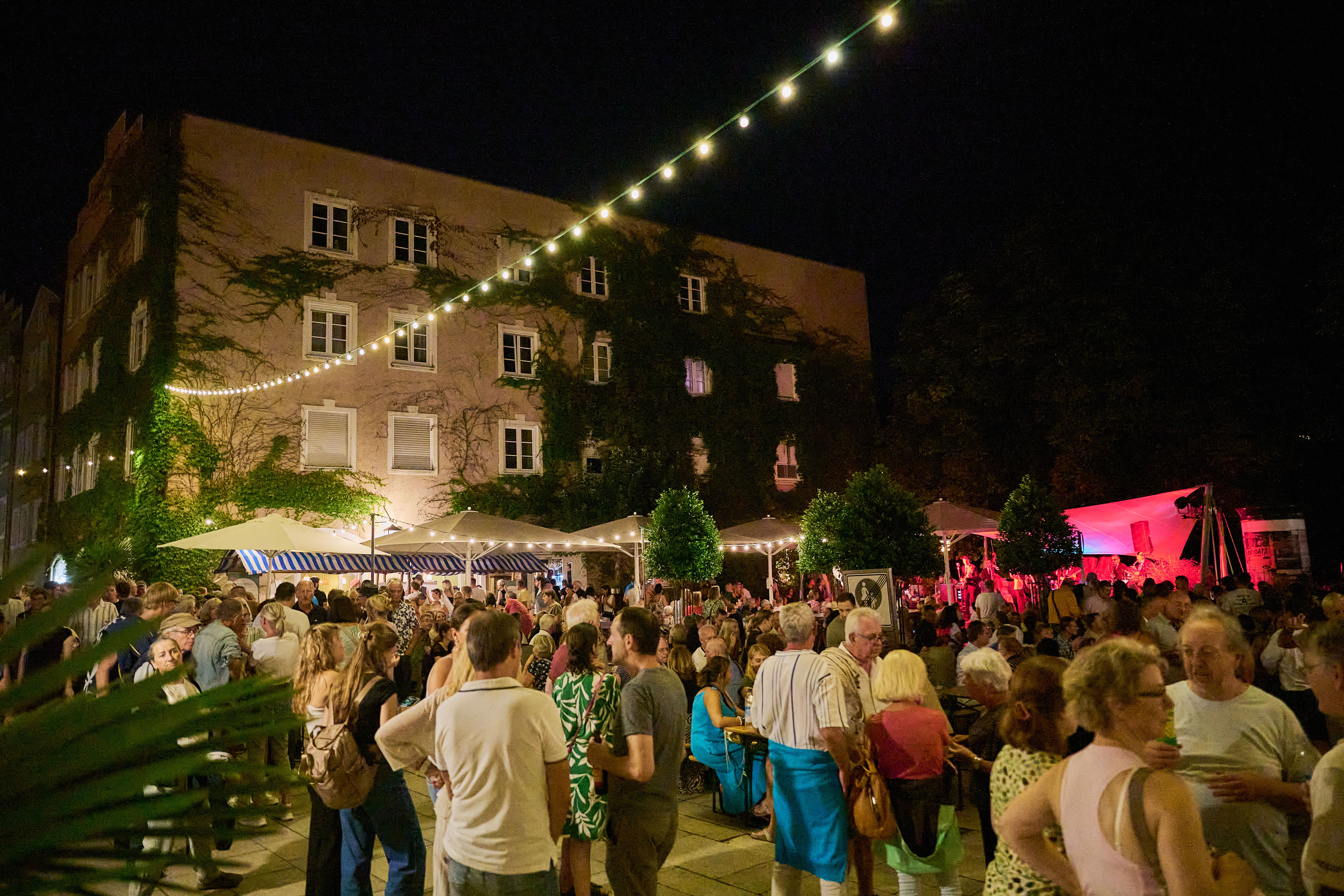 Beste Stimmung herrscht beim grenzüberschreitenden Brückenfest in Burghausen.