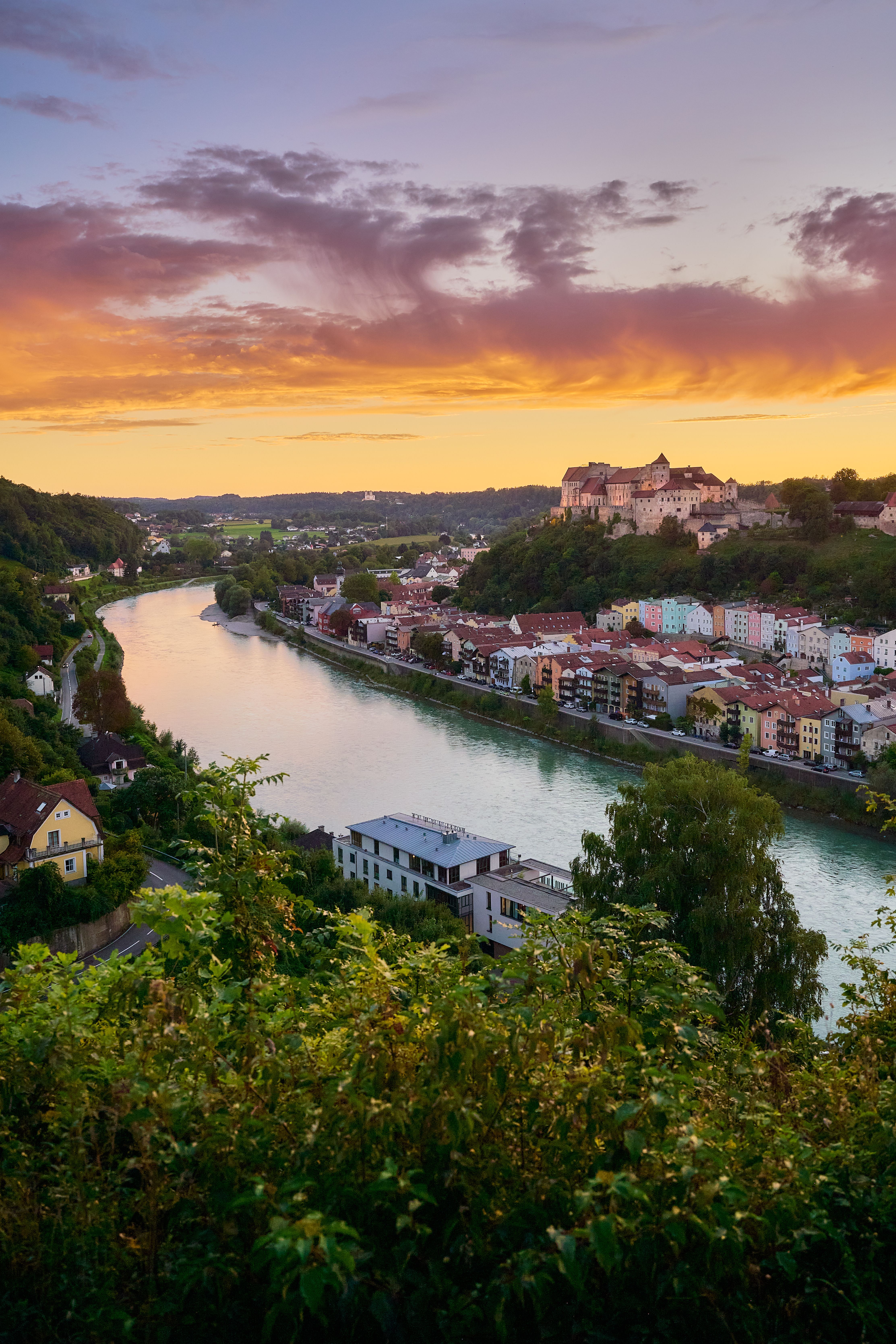 Bildmächtiger Panoramablick auf die weltlängste Burg und die denkmalgeschützte Altstadt