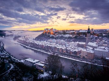 Aussicht auf Burg und Altstadt bei Sonnenuntergang