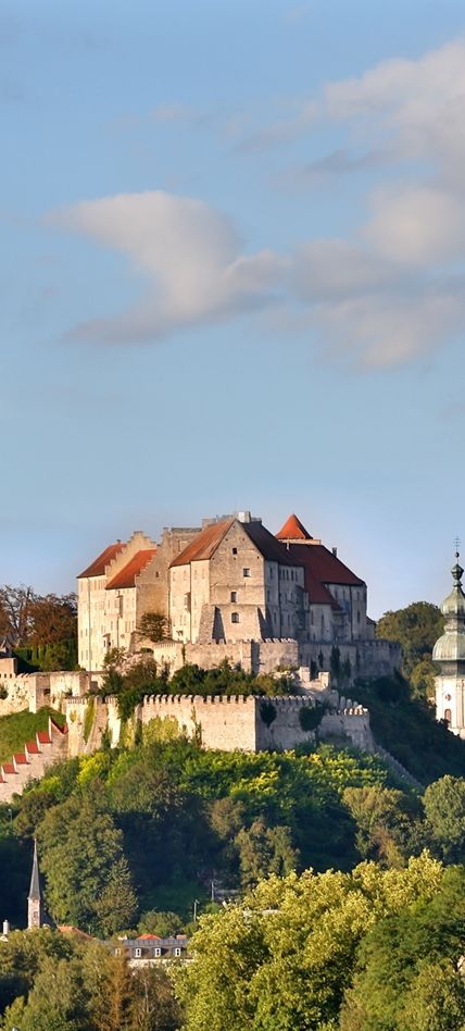 Burg Burghausen frontal mit blauem Himmel