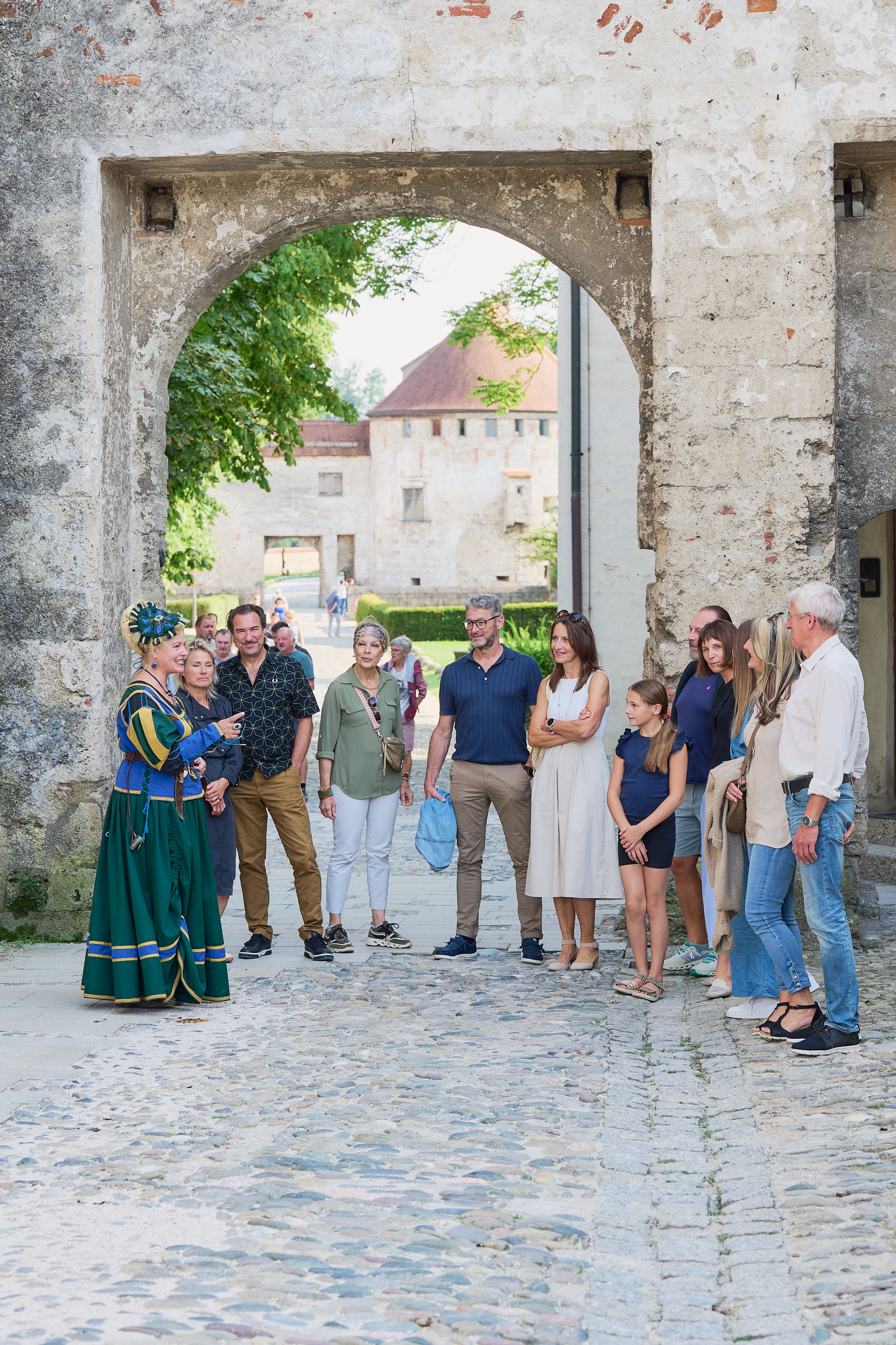 Gruppe bei einer historischen Burgführung. 